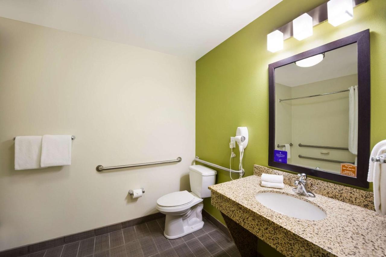 Sleep Inn & Suites Colby Bagian luar foto