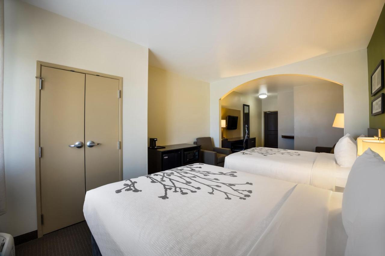 Sleep Inn & Suites Colby Bagian luar foto