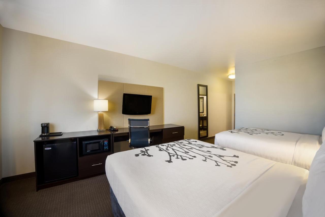 Sleep Inn & Suites Colby Bagian luar foto