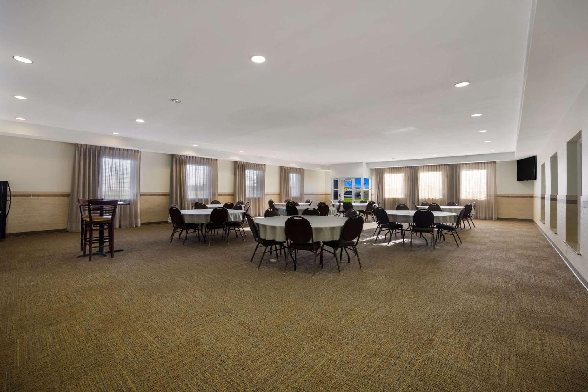 Sleep Inn & Suites Colby Bagian luar foto