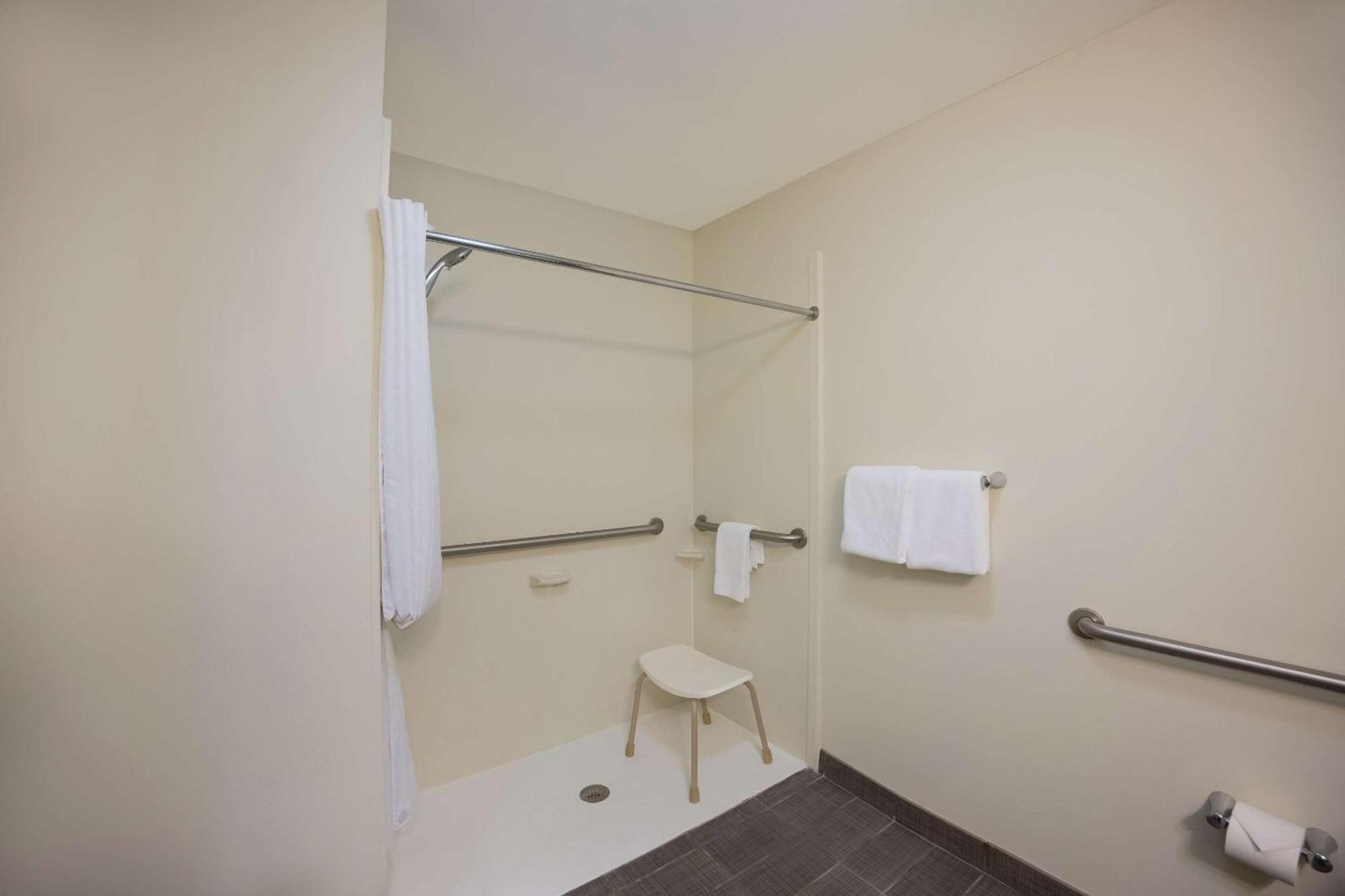 Sleep Inn & Suites Colby Bagian luar foto