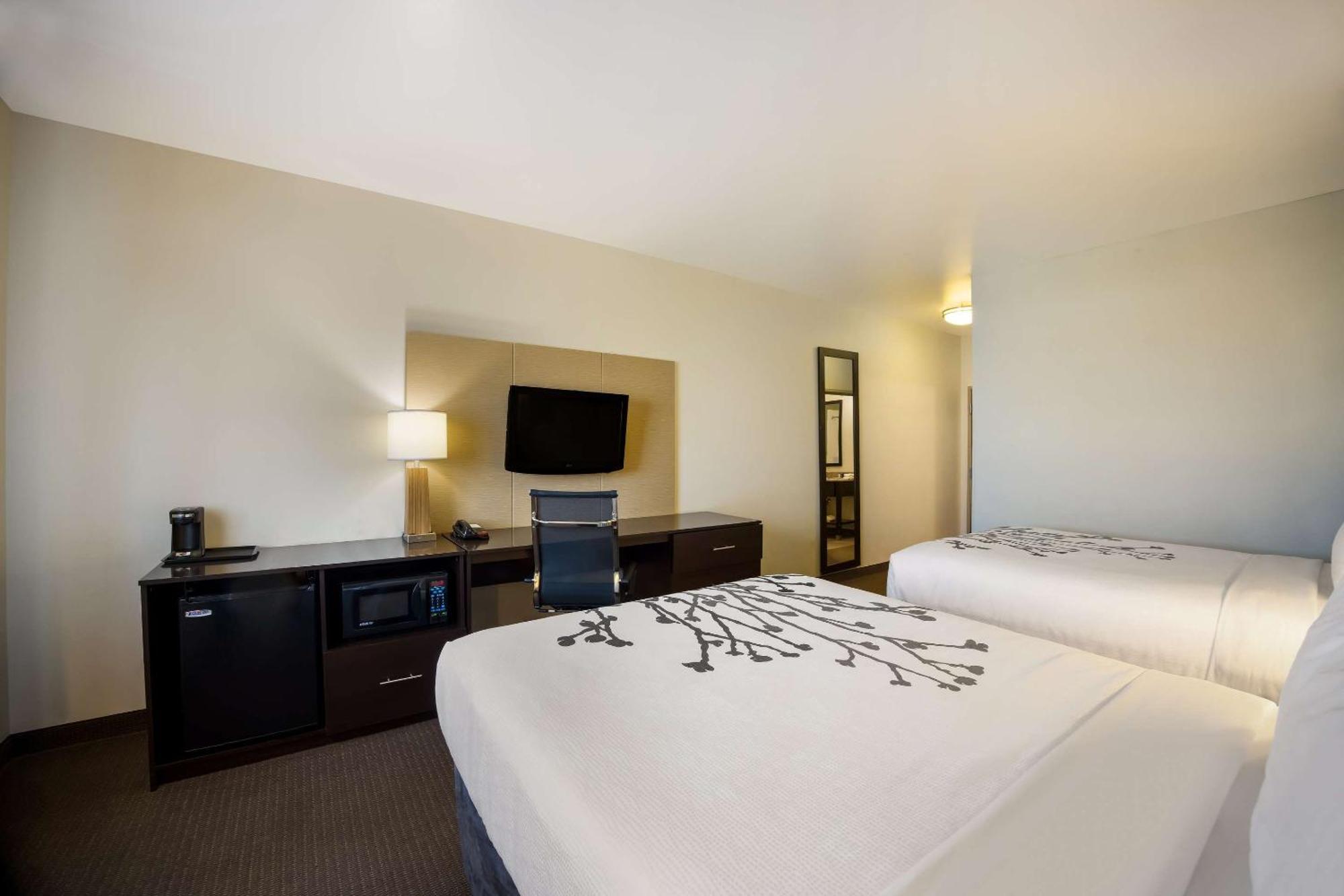 Sleep Inn & Suites Colby Bagian luar foto