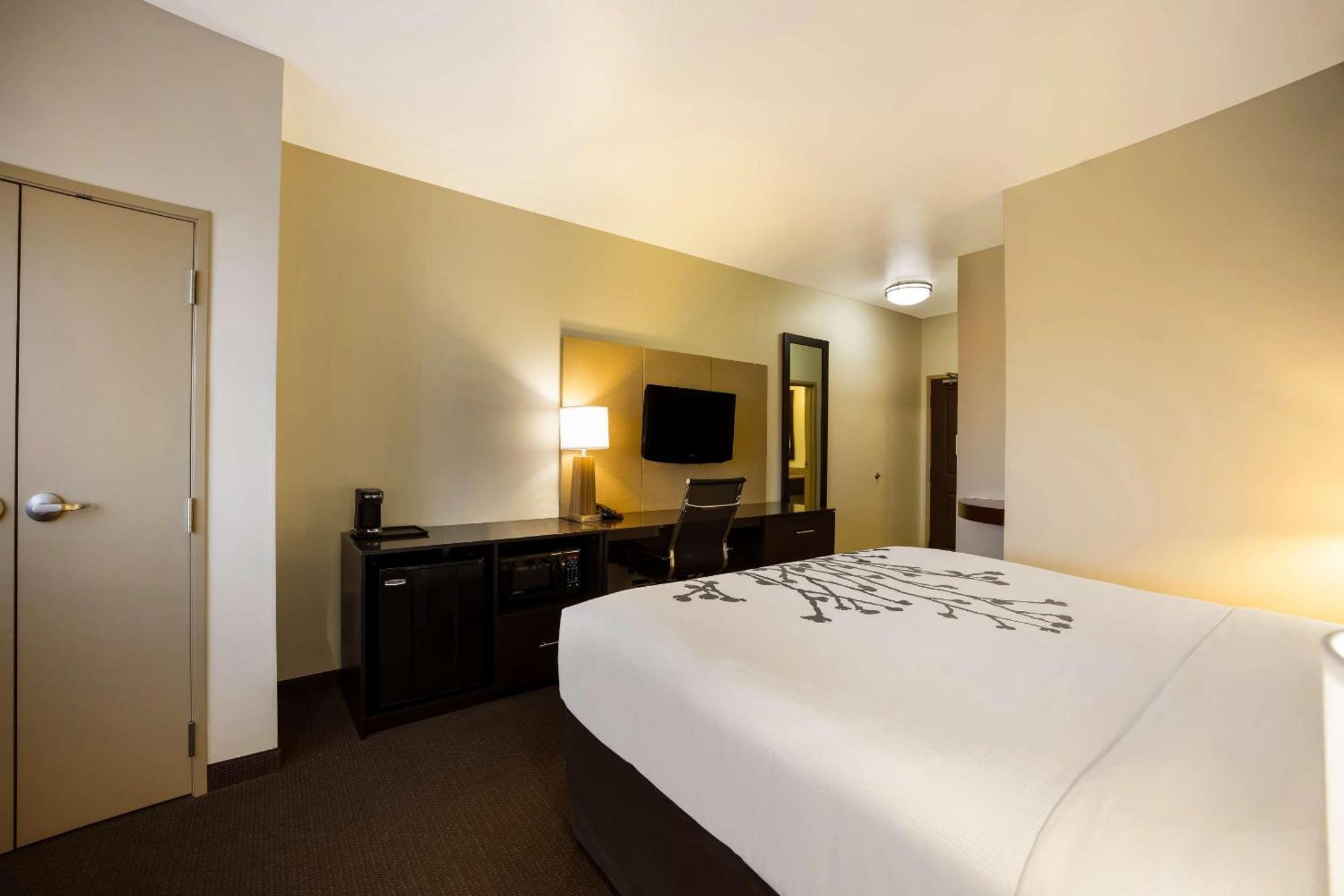 Sleep Inn & Suites Colby Bagian luar foto