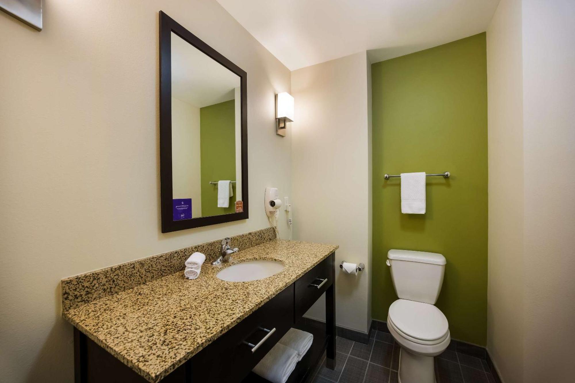 Sleep Inn & Suites Colby Bagian luar foto